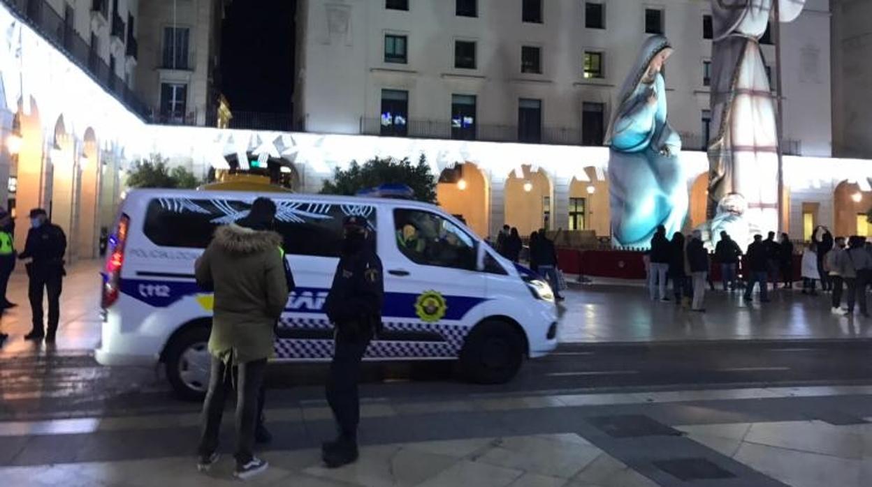 Vigilancia de la Policía Local de Alicante en la plaza del Ayuntamiento