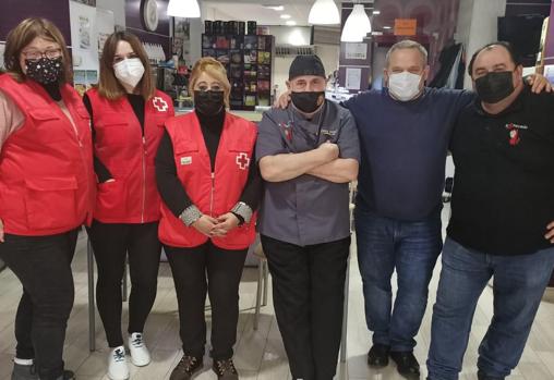 Voluntarias de la Cruz Roja, Pepe Pérez, José Ángel y su amigo José, después de terminar el reparto