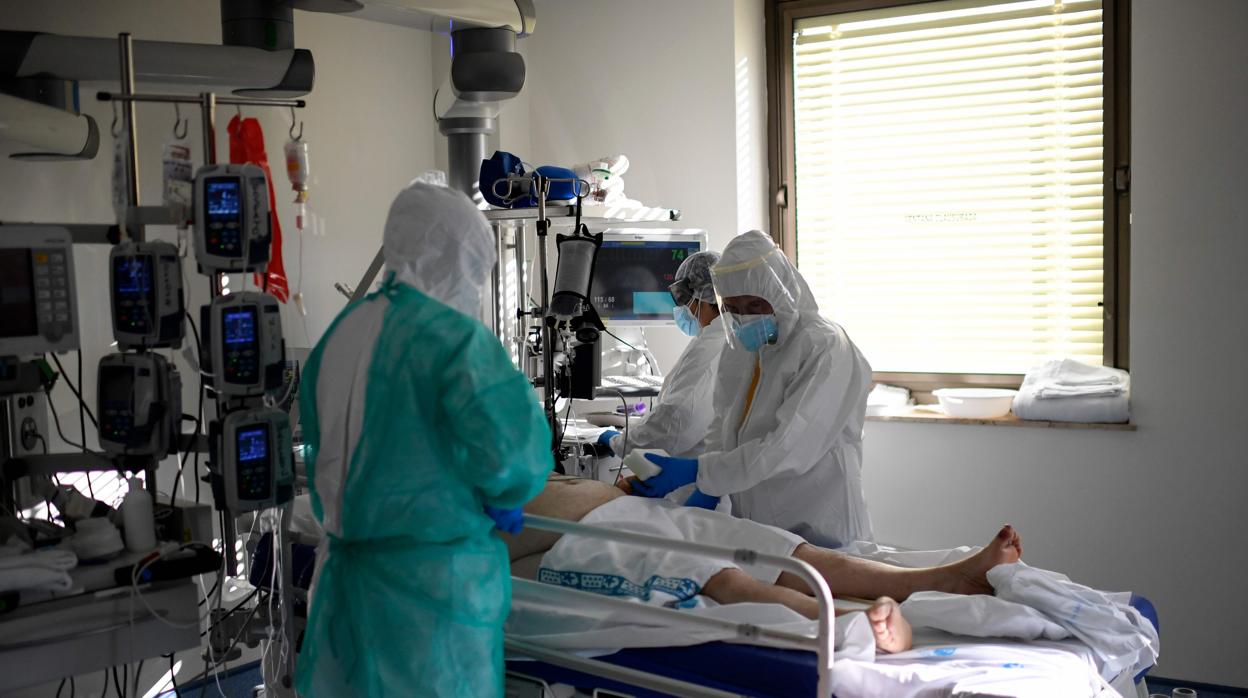 Personal sanitario atendiendo a un paciente Covid en un hospital madrileño