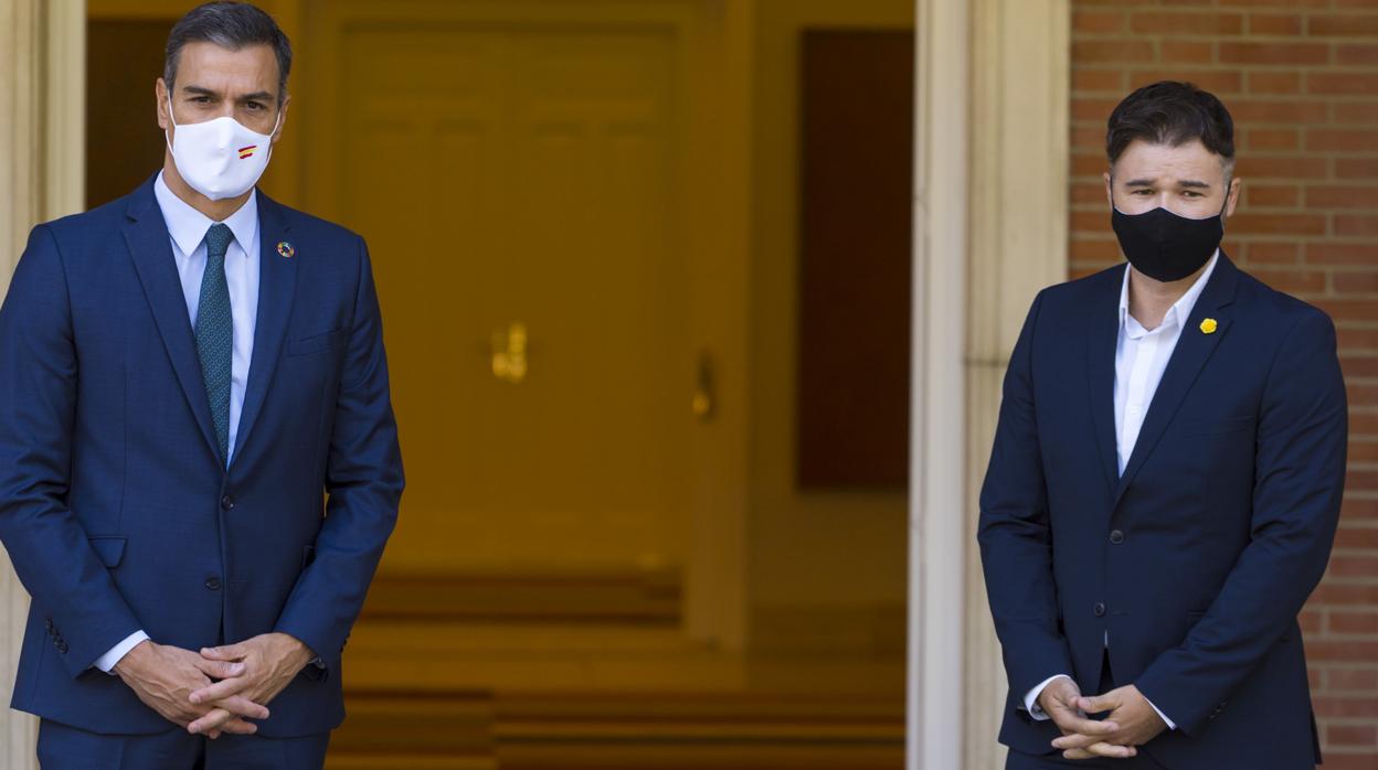 El presidente del Gobierno, Pedro Sánchez y el portavoz de Esquerra Republicana en el Congreso, Gabriel Rufián, en una imagen de archivo