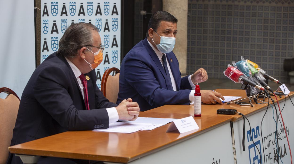 García y Cabrero en la presentación de los presupuestos que han sacado adelante con el apoyo del PSOE