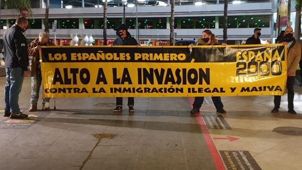 Protesta en el aeropuerto de Valencia contra la llegada de inmigrantes procedentes de Canarias