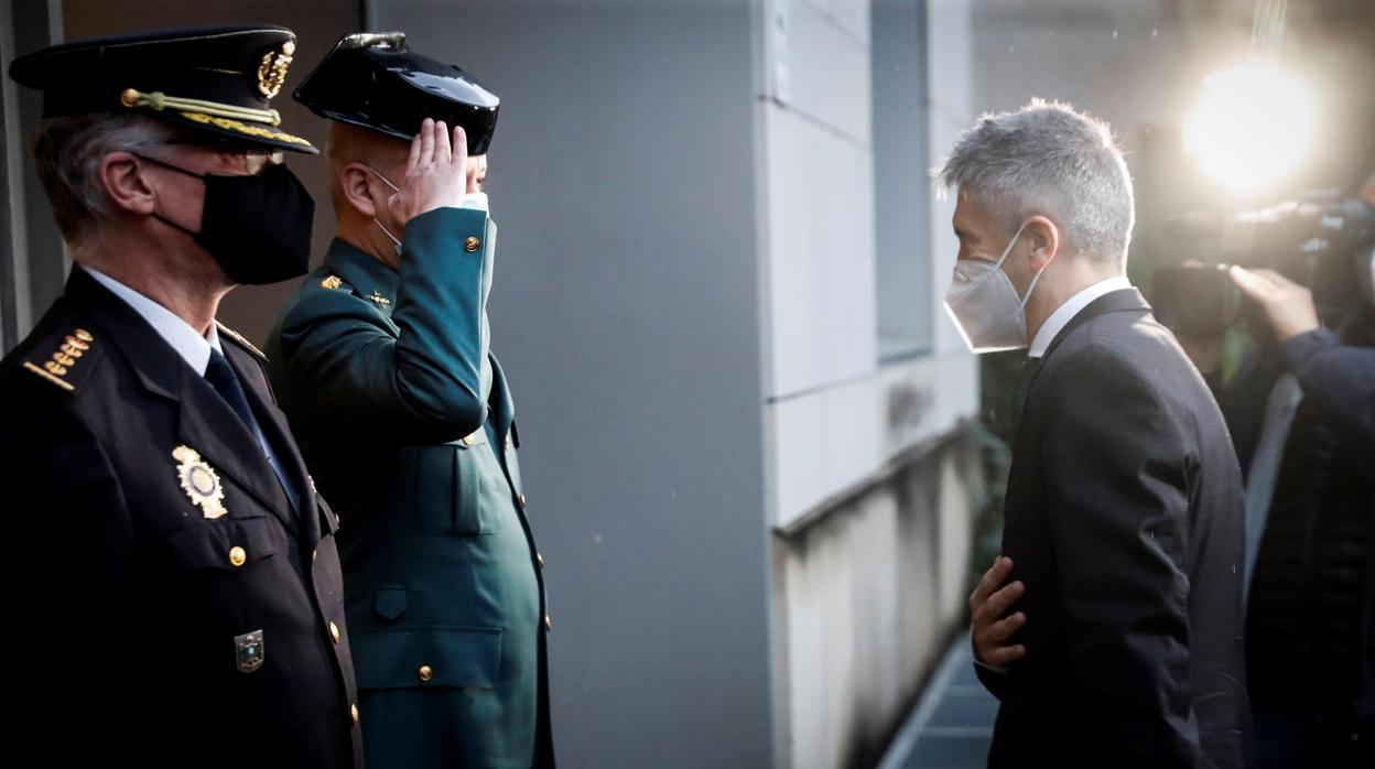 El ministro del Interior, Fernando Grande-Marlaska (d), hoy en San Sebastián