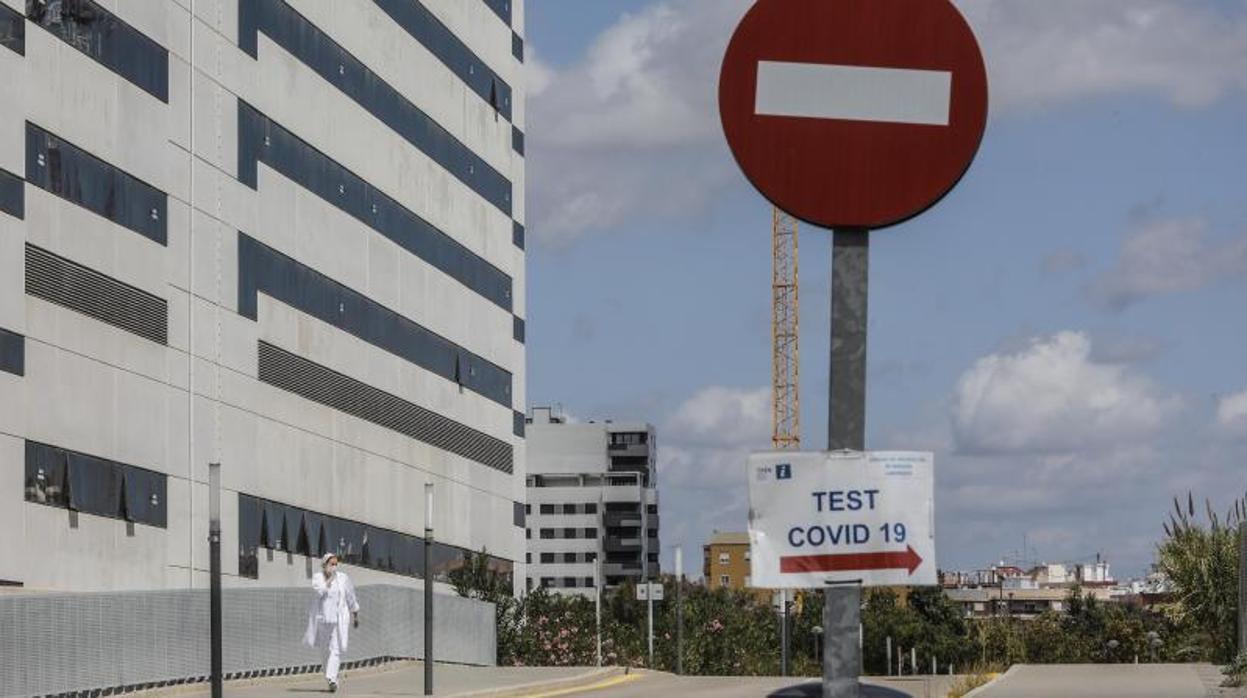 Cartel indicador de una zona de para pruebas de diagnóstico del coronavirus por el método tradicional en Valencia