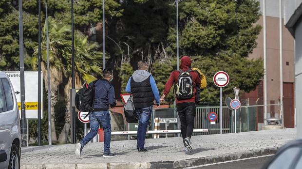 «Los vuelos desde Canarias los pagan los inmigrantes o los familiares que tienen en España»