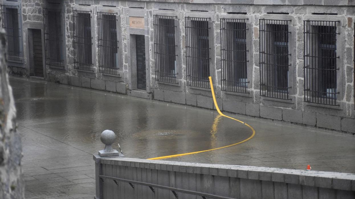 El desbordamiento afectó ayer a la Casa de la Moneda