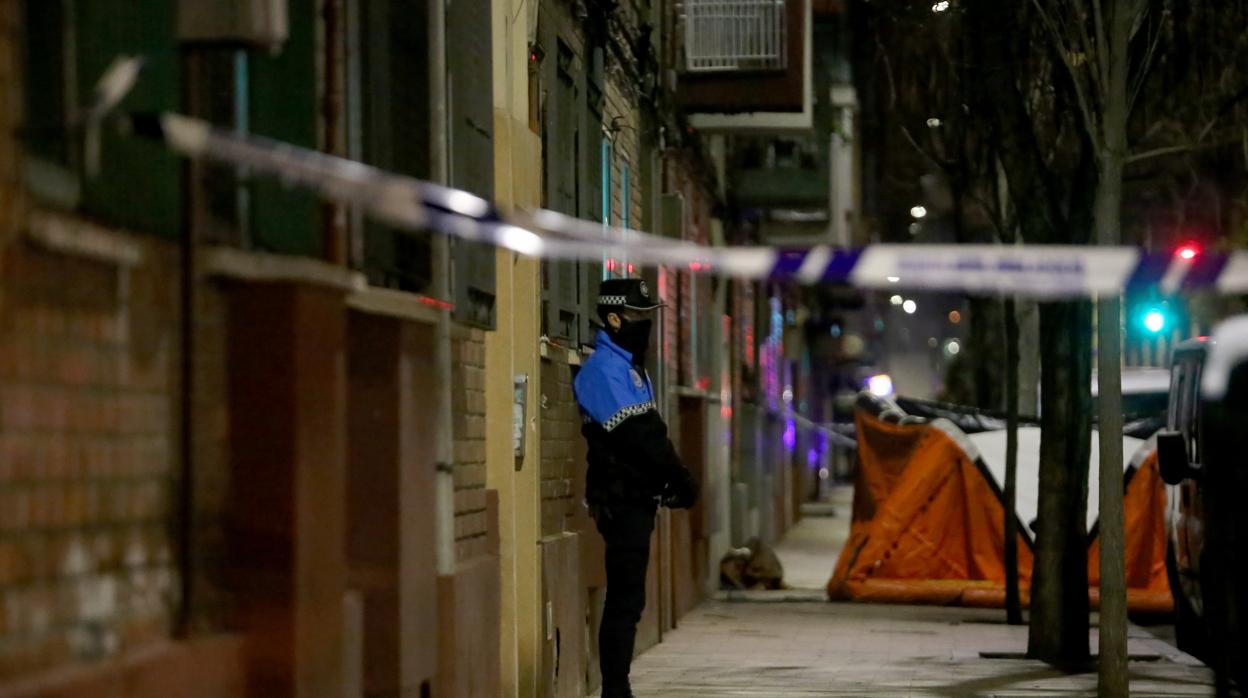 Vigilancia nocturna ante el domicilio del agente retirado en el barrio de Delicias