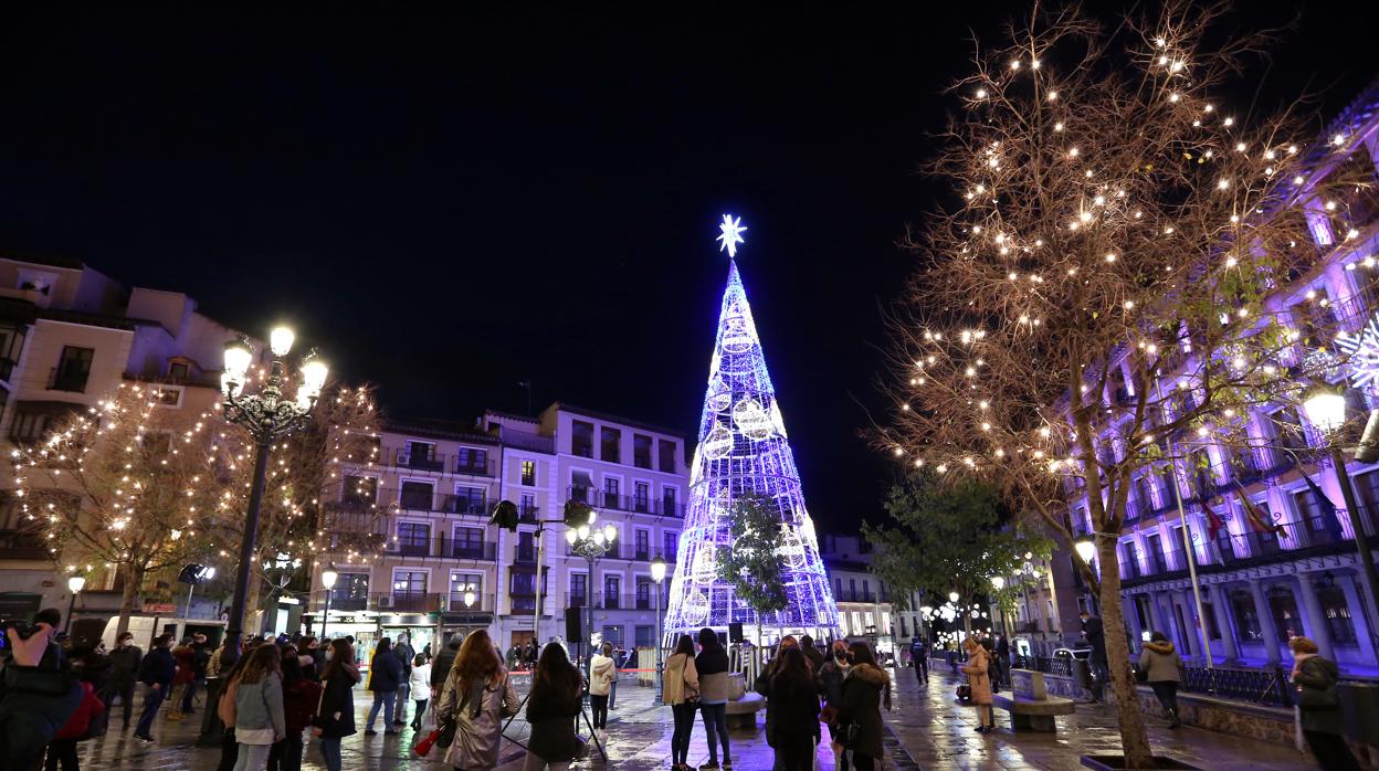 Numerosas personas en la céntrica plaza de Zocodover, contemplando las luces de Navidad