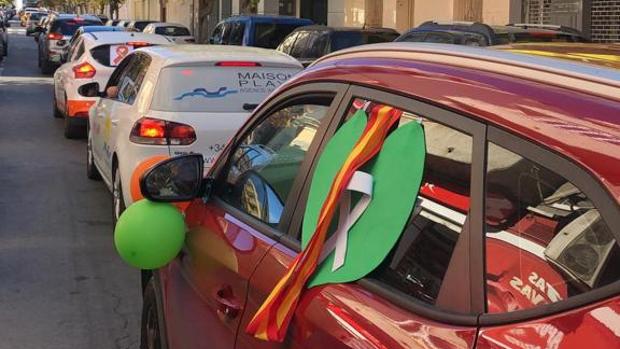 «Valenciano, sí, castellano, también»: protesta en un centenar de coches contra la Ley Celaá en Torrevieja