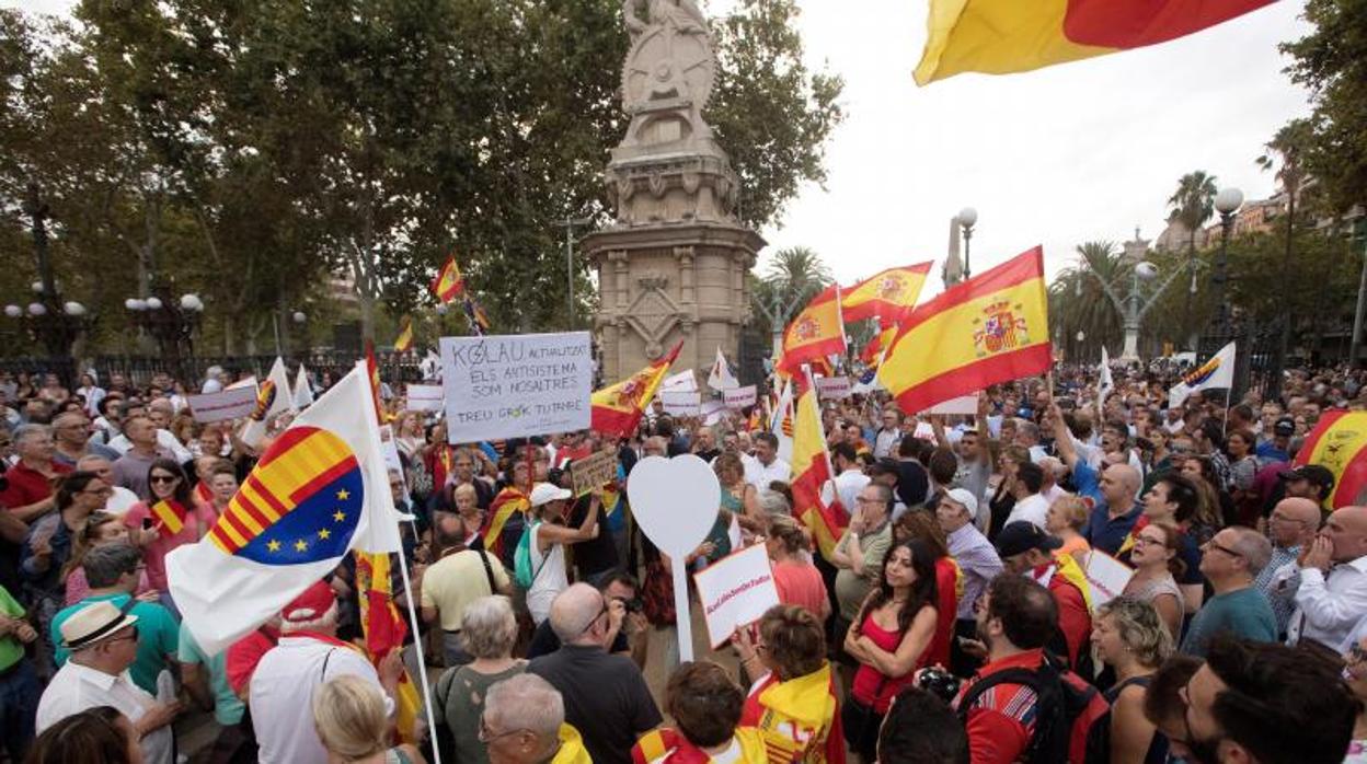 Cs y Pp se manifestaron en Barcelona en apoyo a la mujer agredida