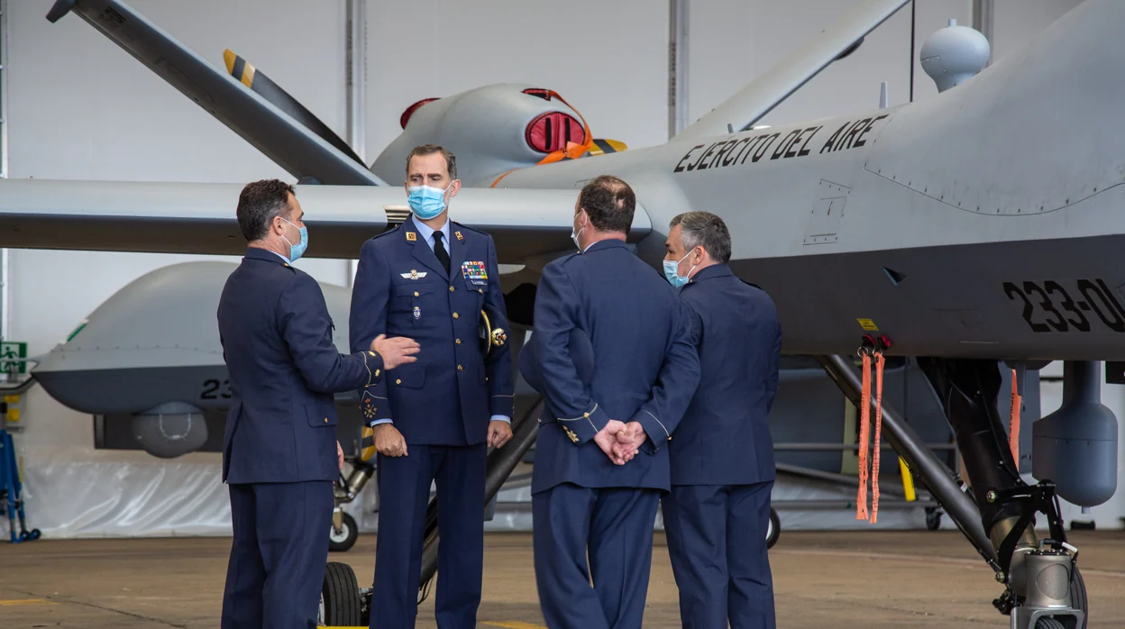 Don Felipe, junto a uno de los nuevos drones del Ejército del Aire, durante la visita a la base aérea de Talavera la Real (Badajoz)