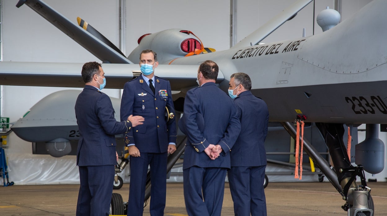 Don Felipe, junto a uno de los nuevos drones del Ejército del Aire, durante la visita a la base aérea de Talavera la Real (Badajoz)