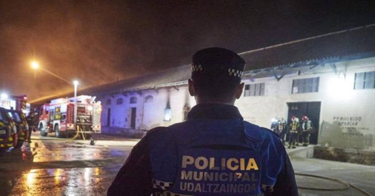 Imagen del incendio en un almacén de la estación de Renfe en Pamplona.