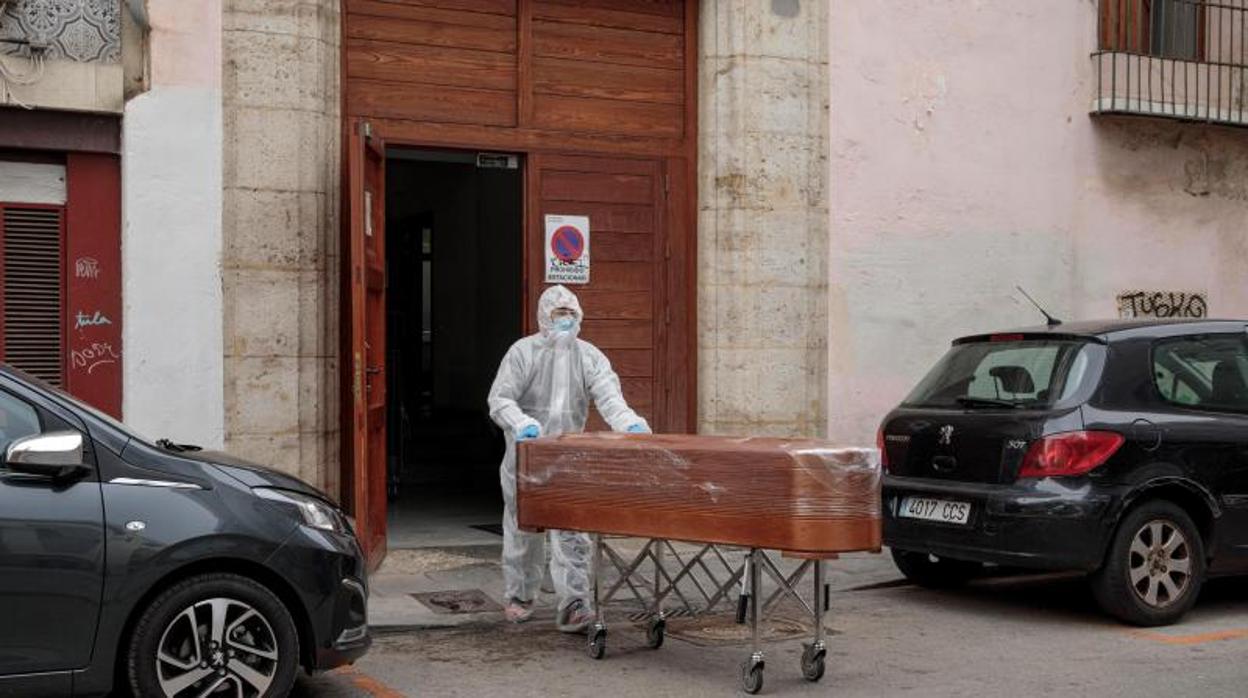 Un operario de la funeraria retira el cadáver del anciano de la residencia Velluters