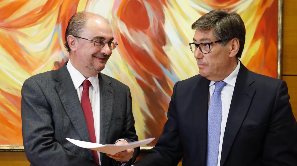 El líder del PAR y actual vicepresidente de Aragón, Arturo Aliaga, cuando pactó el Gobierno regional con el socialista Javier Lambán, en junio de 2019