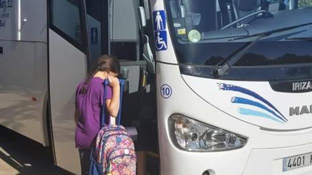 Más de cien autobuses del transporte escolar protestan este martes en Toledo por el retraso en el cobro