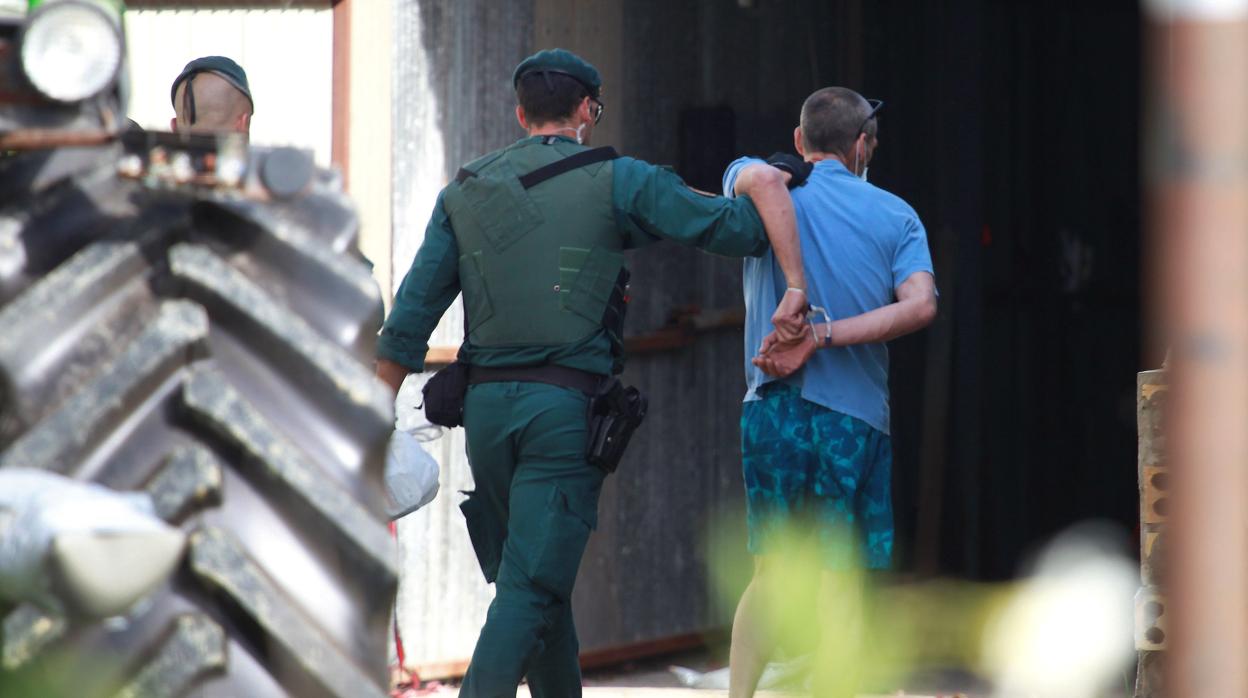 La Guardia Civil custodiando a un detenido en una operación, imagen de archivo