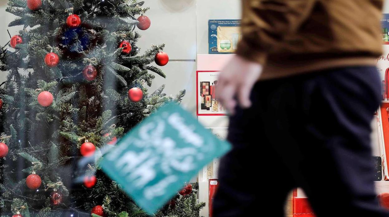 Imagen de un árbol de Navidad en el escaparate de un comercio en Valencia