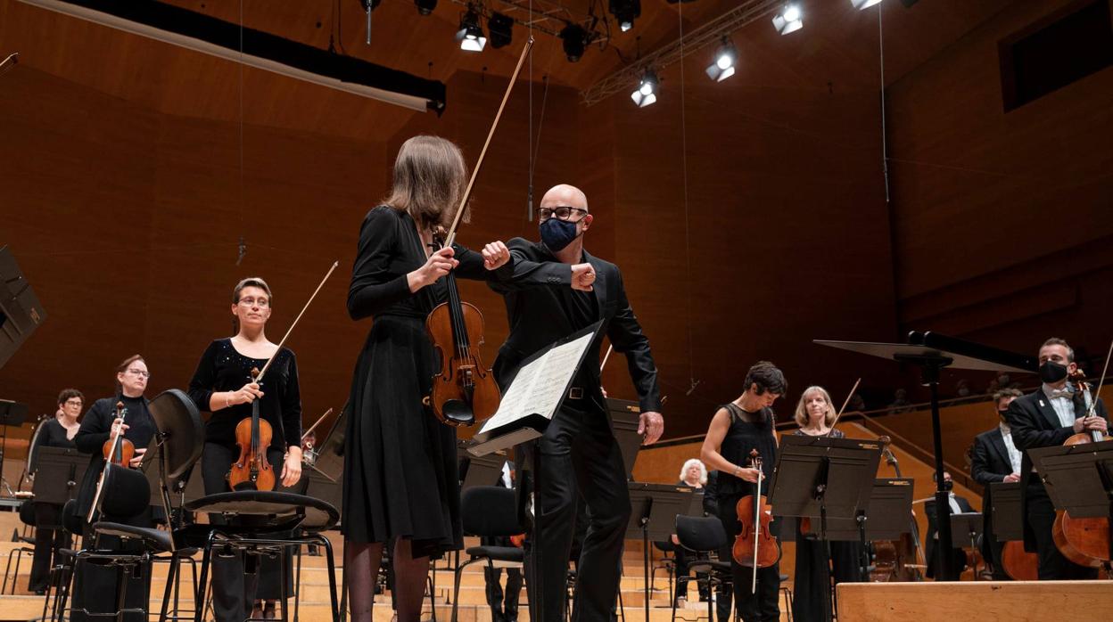 Brönnimann saluda a los miembros de la orquesta