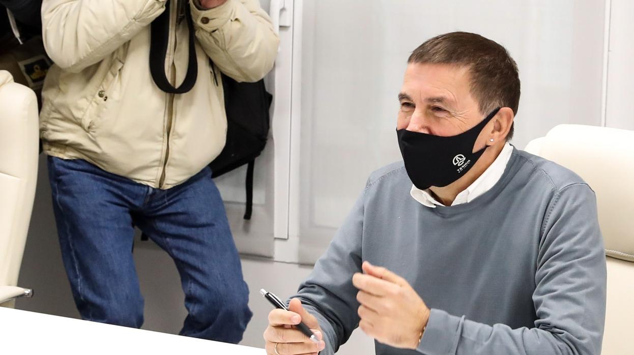 El coordinador general de EH Bildu, Arnaldo Otegi, comparece ante los medios en San Sebastián