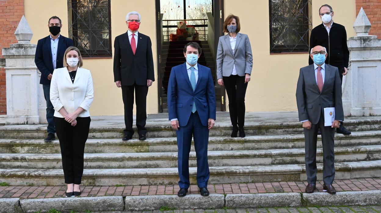 Alfonso Fernández Mañueco e Isabel Blanco junto a los representantes de Cermi, Cruz Roja, Cáritas, EAPN y ONCE