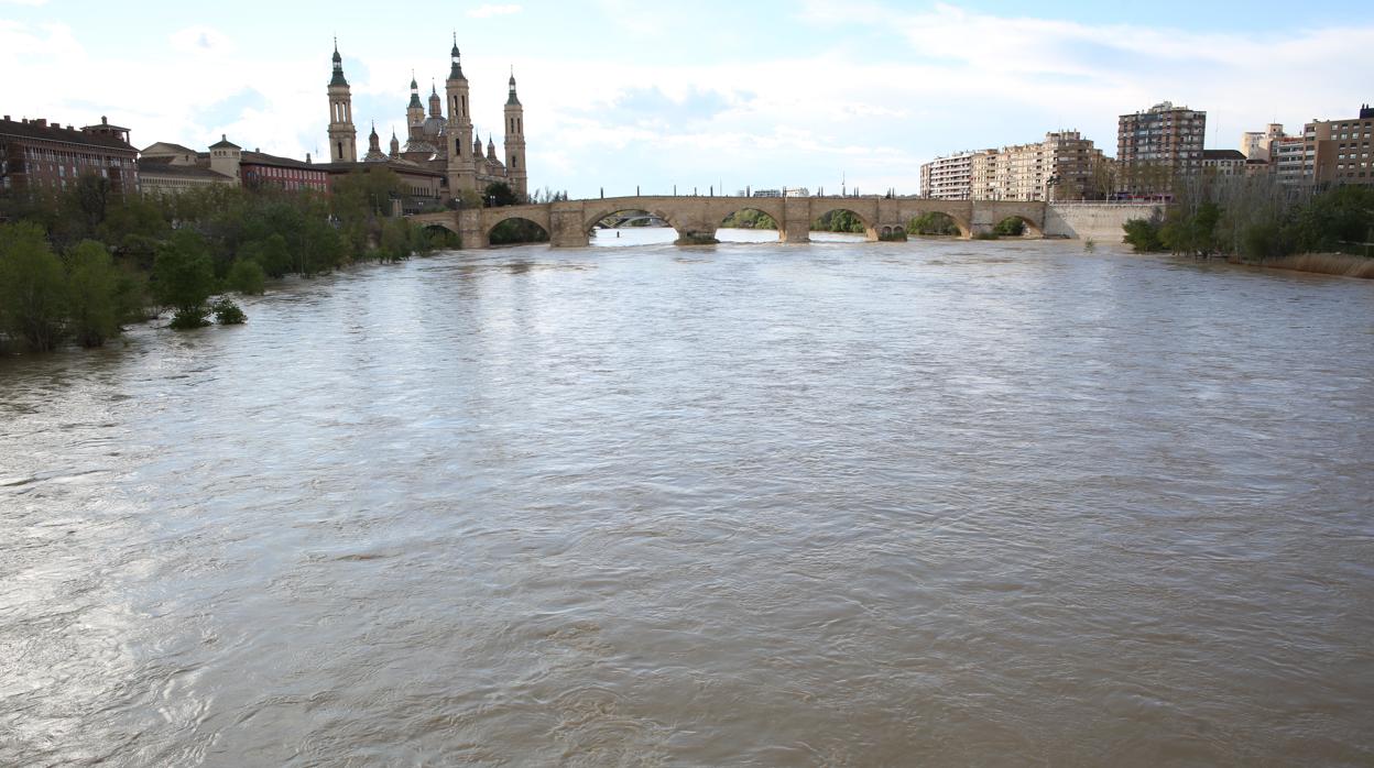 El Ebro ha alcanzado en Zaragoza los 3,5 metros de altura a su paso por Zaragoza capital, pero ha llegado a los 7 metros en los pueblos ribereños situados aguas arriba