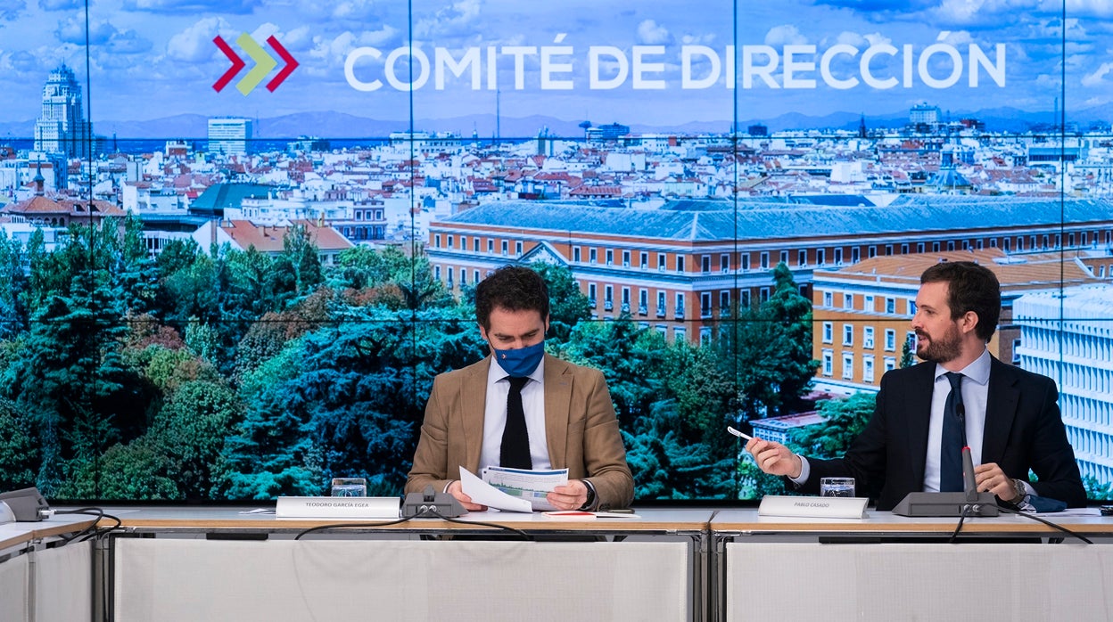 Pablo Casado, con Teodoro García Egea, en el Comité de Dirección del PP