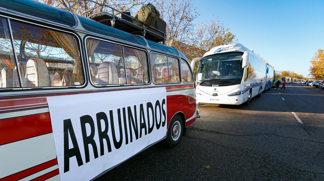 Más de 120 autobuses claman en Toledo por el pago  de 1.300.000 euros de deuda