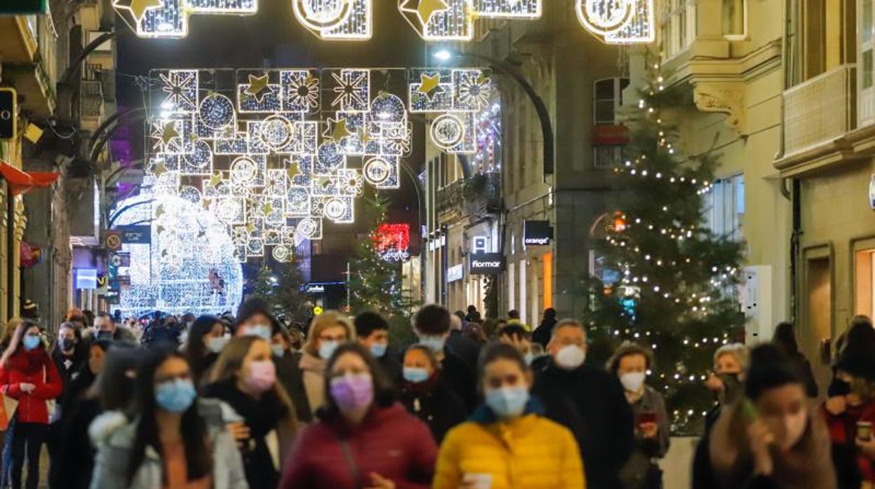 Ambiente en el centro de Vigo, en un fin de semana de compras navideñas