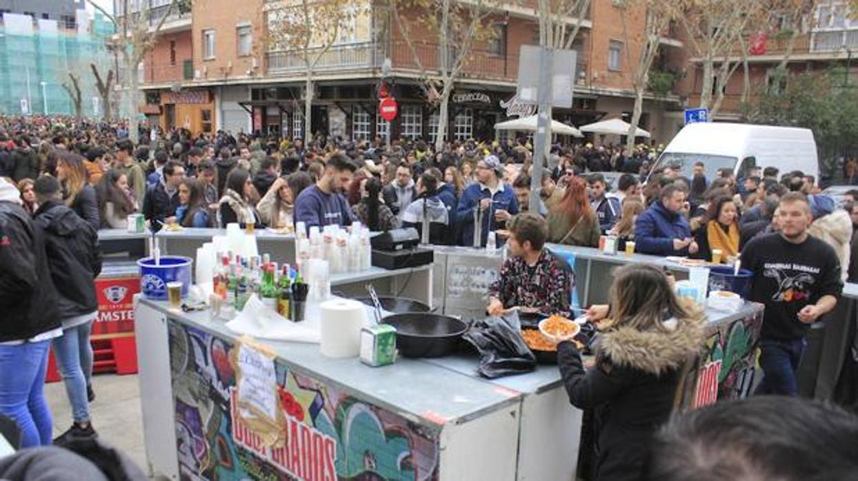 Terraza abarrotada de público en años anteriores durante la celebración de las tradiciones migas en Toledo