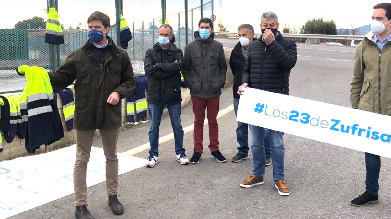 El dirigente popular Ramón Celma (en la imagen, primero por la izquierda) viajó hasta Calatorao (Zaragoza) para aunar esfuerzos con los afectados por el plan de despidos de la empresa Zufrisa