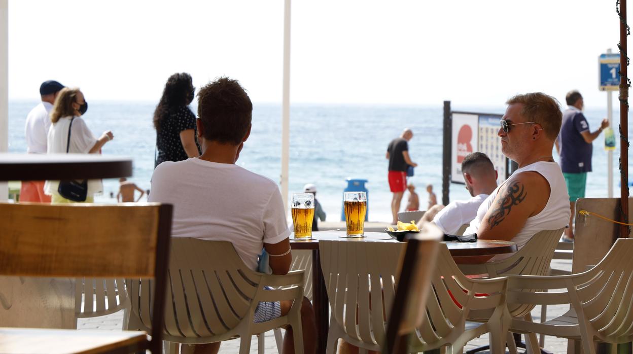 Imagen de una terraza de hostelería en Benidorm en otoño