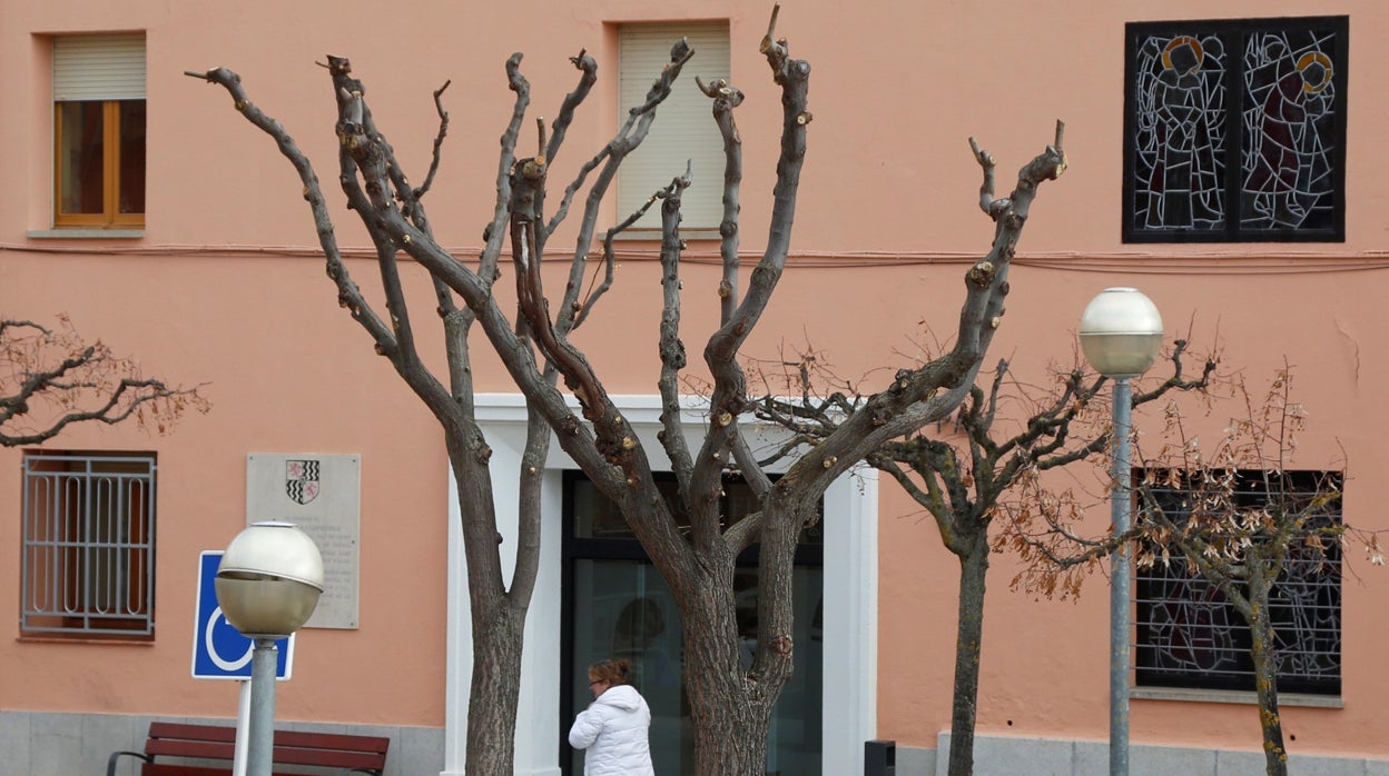 Entrada de la residencia Fiella de Tremp, donde han fallecido 58 personas