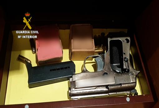 Pistola modificada con munición intervenida por la Guardia Civil