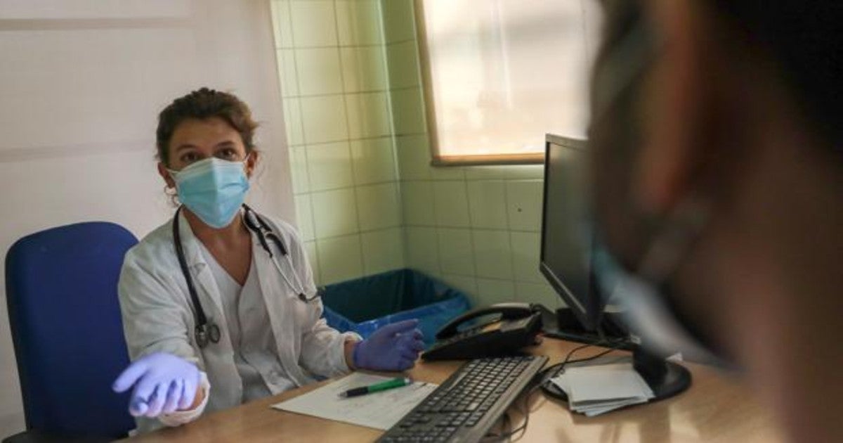 Una doctora y su paciente, en una imagen reciente