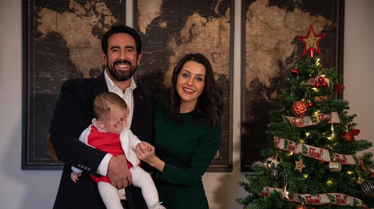 Inés Arrimadas, con su marido y su hijo, junto a un árbol de Navidad