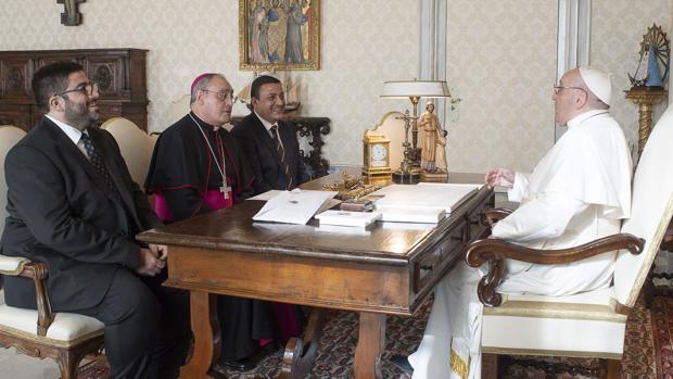 El Papa bendice una fotografía de la hija de un policía local de Ávila enferma de cáncer