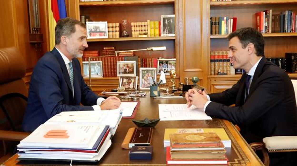 Don Felipe y Pedro Sánchez, recién elegido presidente del Gobierno, durante el primer despacho que mantuvieron ambos