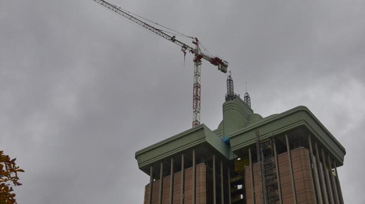 Las grúas desmontan el «enchufe» que remata las Torres Colón