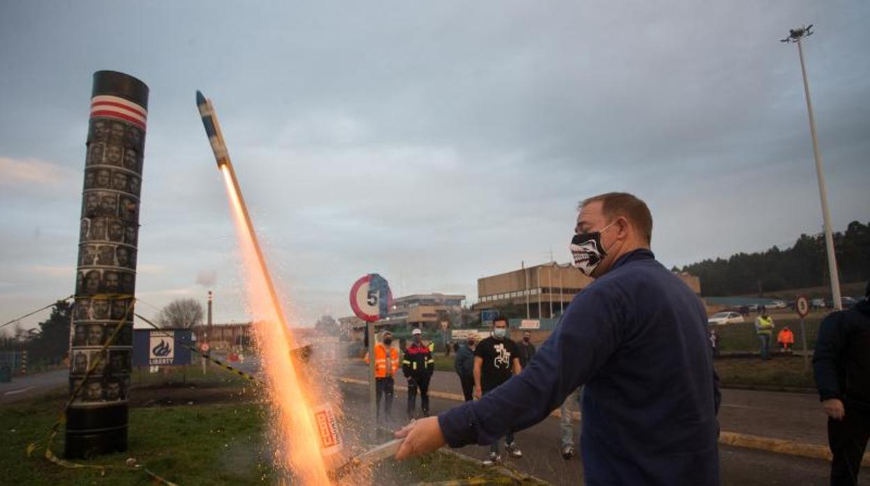 Los trabajadores de Alcoa San Cibrao, en Cervo (Lugo) celebran la anulación del ERE