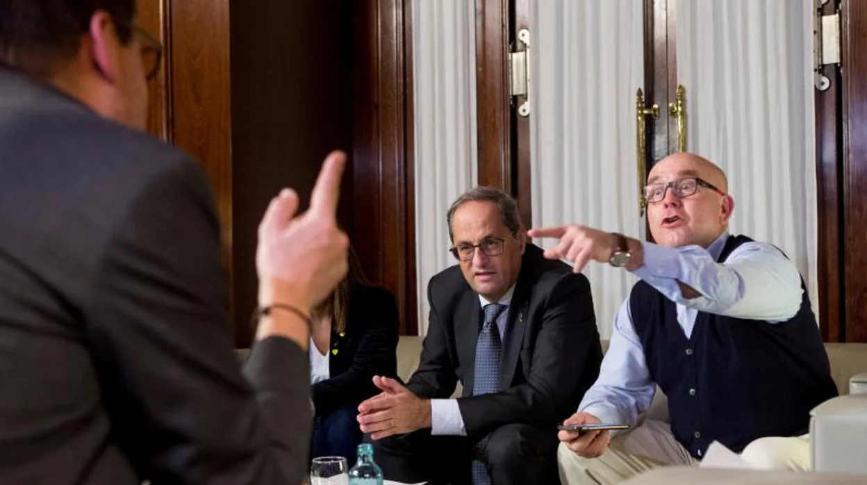 Gonzalo Boye y Quim Torra en una reunión tras conocerse la inhabilitación del expresidente