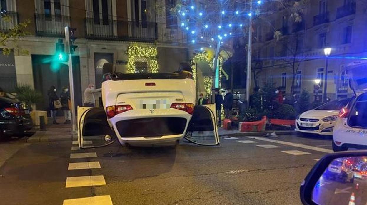 Estado en el que ha quedado el vehículo siniestrado, volcado sobre un paso de peatones regulado por semáforo en la calle de Ortega y Gasset