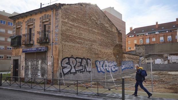 Decenas de okupas se atrincheran en una manzana expropiada para fines públicos