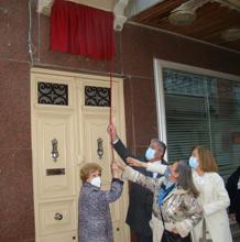 Familiares y el alcalde descubren la placa