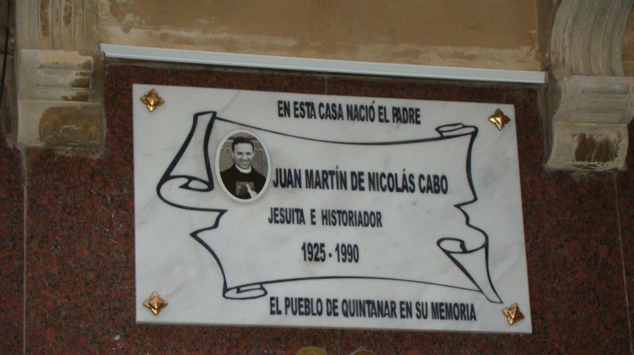 Placa colocada sobre la fachada de la casa en la que nació el jesuita