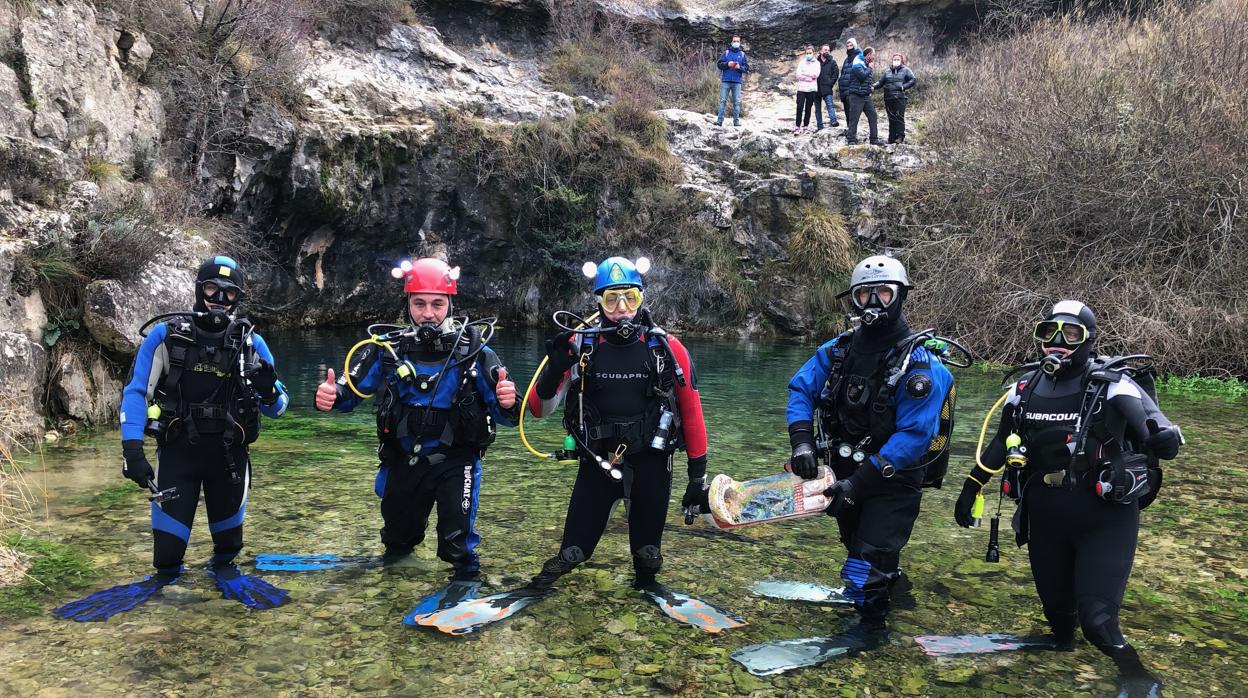 El club Delfín Burgos cumple con la tradicional bajada del belén al Pozo Azul de Covanera