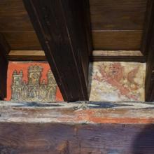 Motivo de castillo y león, armas del reino de Castilla, que se repite bajo el coro de la ermita de Carabanchel