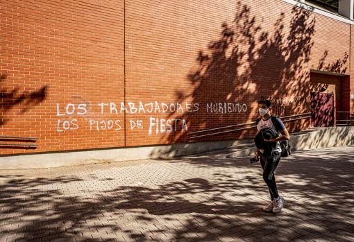 Imagen de las pintadas aparecidas en el colegio mayor Galileo Galilei de Valencia, en octubre, tras sufrir un enorme brote de coronavirus por una fiesta ilegal