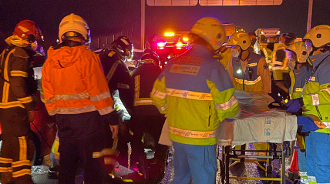 Los sanitarios y bomberos trabajan en el lugar de la colisión múltiple