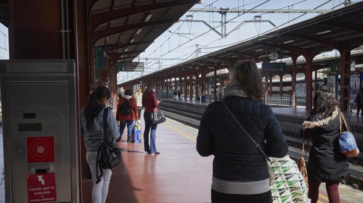 Estación de Cercanías de Chamartín, en Madrid, con baja ocupación en plena segunda ola de la pandemia